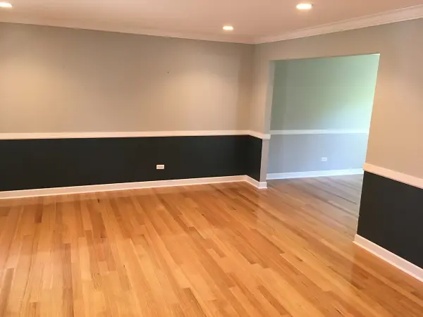 Light hardwood floors with white baseboards – Wilmette | FLOORecki Light hardwood flooring with white baseboards and shoe molding completed in a Wilmette home