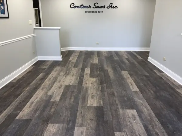Commercial vinyl flooring installation – Chicago | FLOORecki Commercial gray vinyl flooring installation completed in a Chicago space